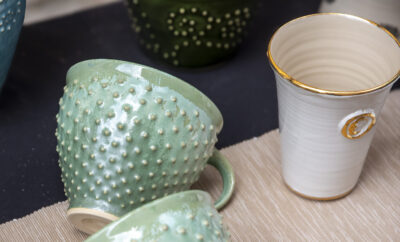 Keramiktasse mit Noppen, eine weitere mit Goldakzenten